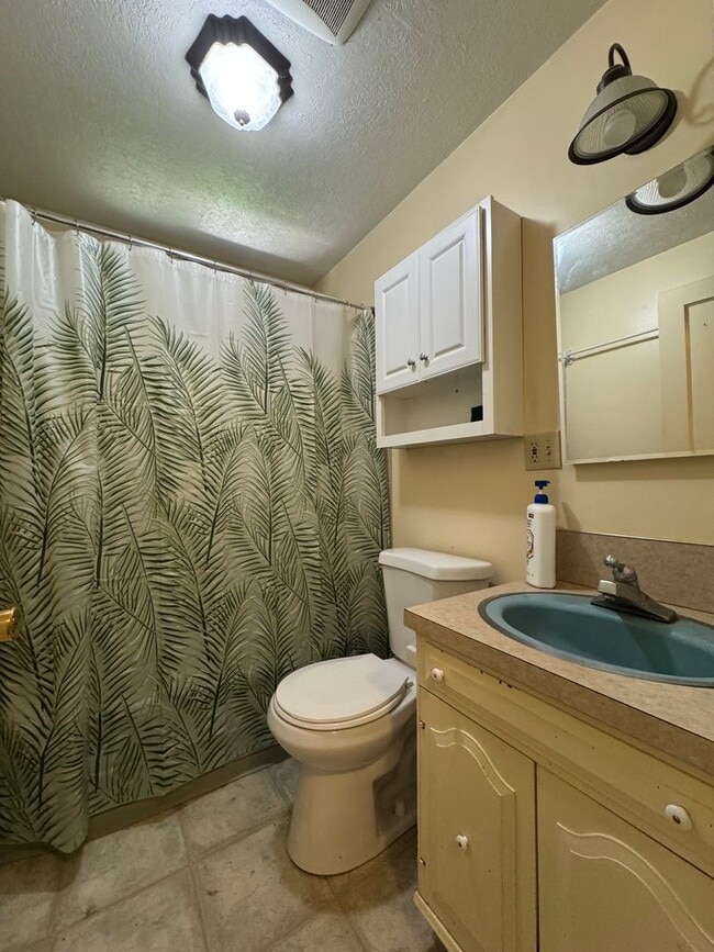 Building Photo - Cozy 2-Bedroom Pet-Friendly Home for Lease