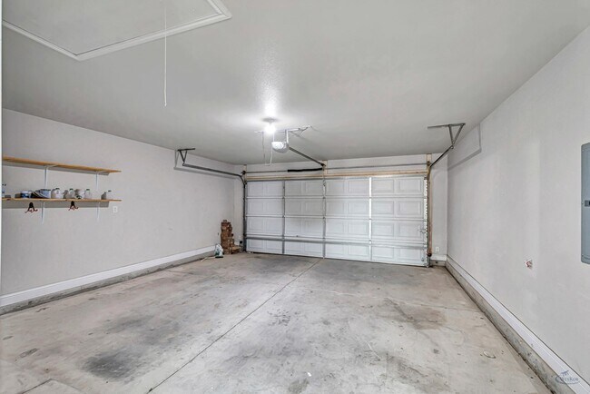 Building Photo - 410 E 97th St