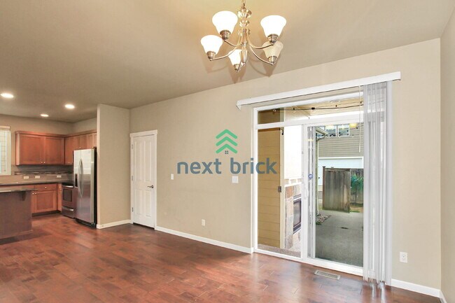 Building Photo - 3 Bed and 2.5 Bath Single-family Home Avai...