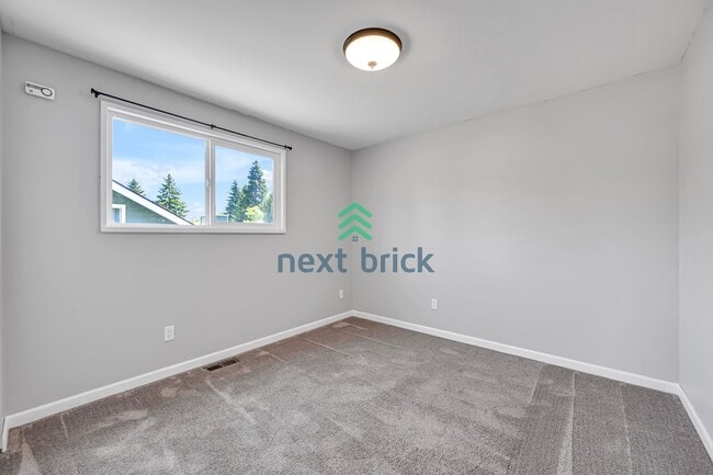 Building Photo - 3 Bed 2 Bath Single-family Home is availab...