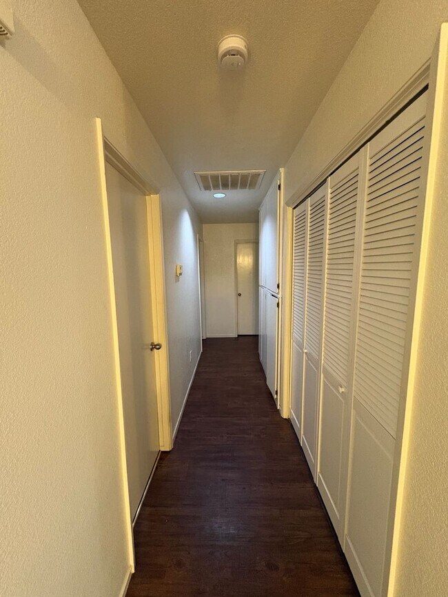 Building Photo - NW Condo Near Shopping Center Available Now!