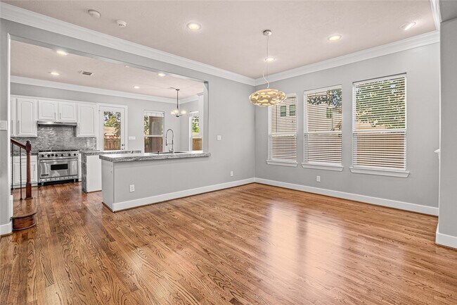 Building Photo - 112 White Dr