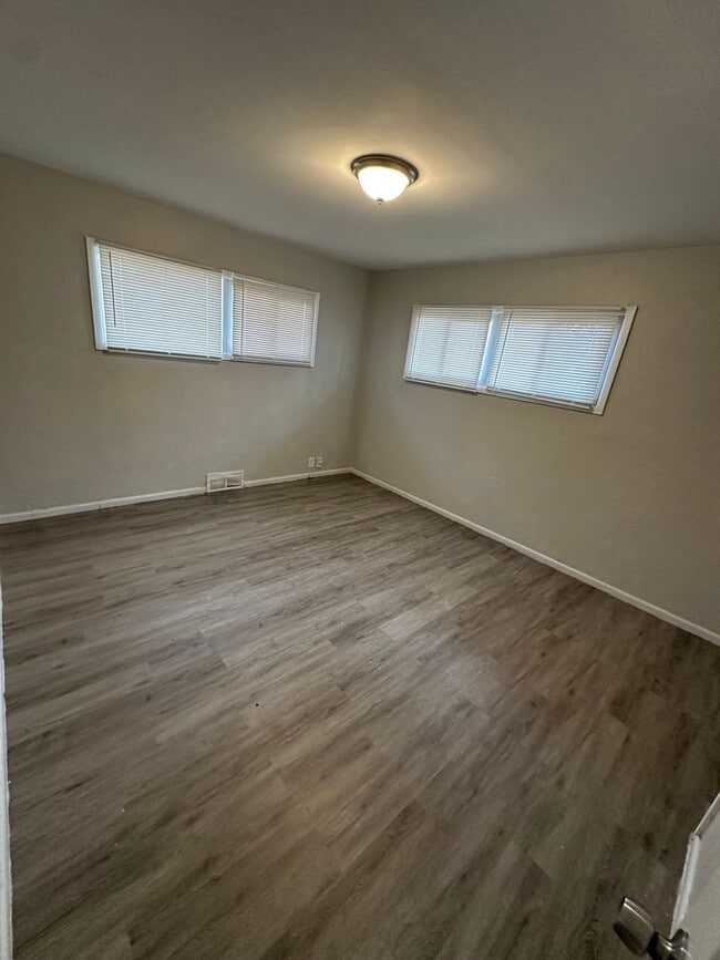 Building Photo - 4 Bed 1 Bath