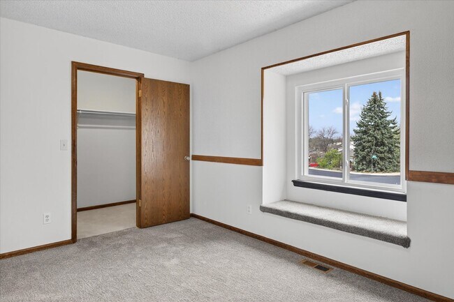 Building Photo - 4BR/4BA Updated Home with Finished Basement Suite & Landscaped Yard