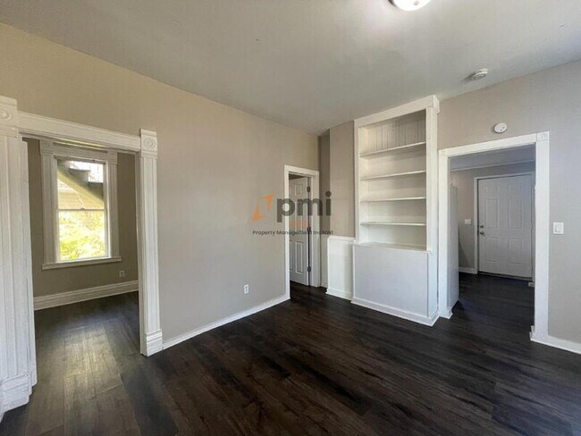 Building Photo - 424 E 10th St