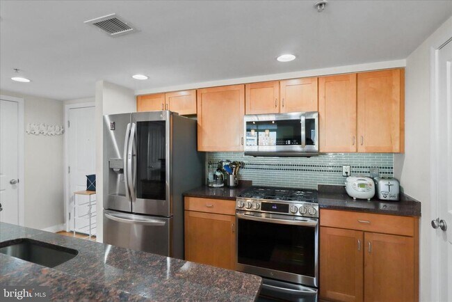 Building Photo - 1220 N Fillmore St