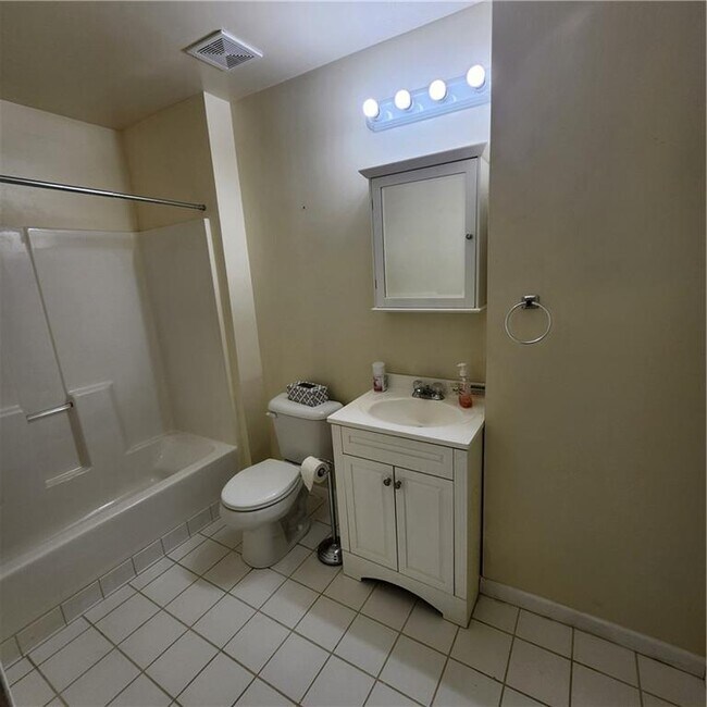 Building Photo - 1202 St James Pl