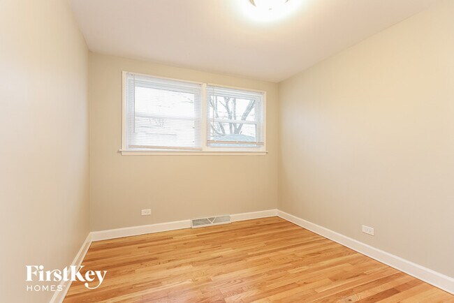 Building Photo - 1018 E 161st Pl