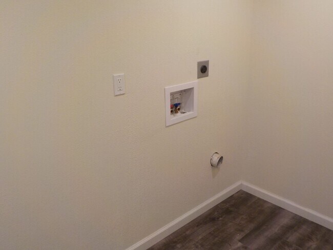 Building Photo - 909 Highland Dr
