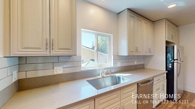 Building Photo - 2691 Thorpe Ave