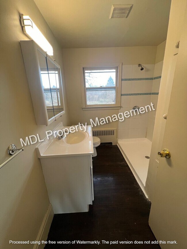 Building Photo - Available NOW! 3 bed 1 bath single family home!