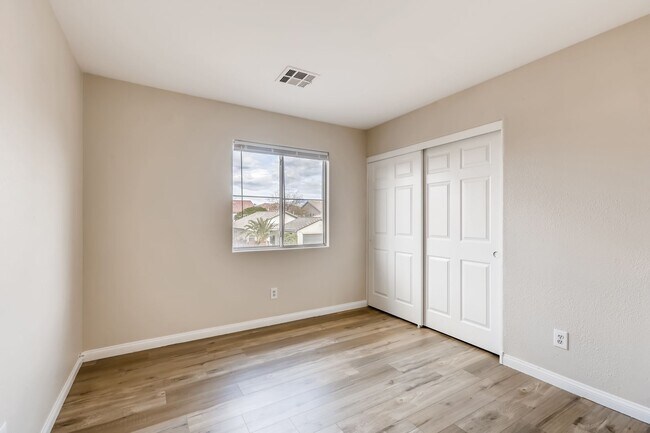 Building Photo - Beautiful 3 bedroom, 2.5 bath 2 story home!