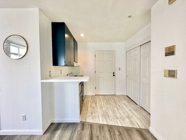 Building Photo - Epic REA: Bright Top Floor Corner Studio w...