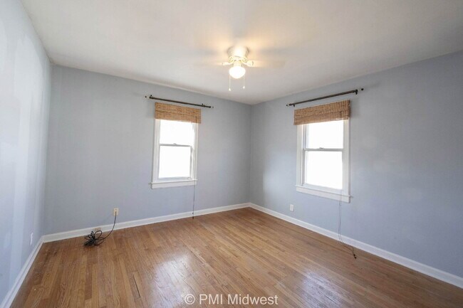 Building Photo - "Charming 2-Bedroom Duplex with Cozy Fireplace on Washington Blvd – Your Ideal Indianapolis Retre...
