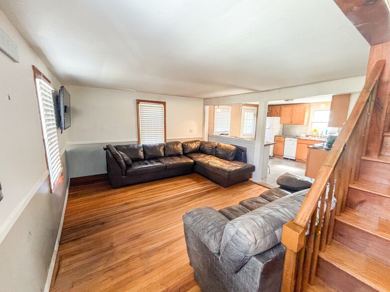 Building Photo - 11 Livingstone Ave