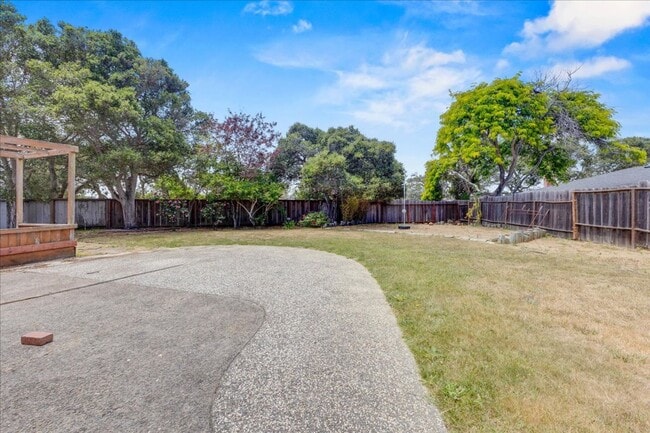 Building Photo - Four Bedroom in Oak Hill Oaks