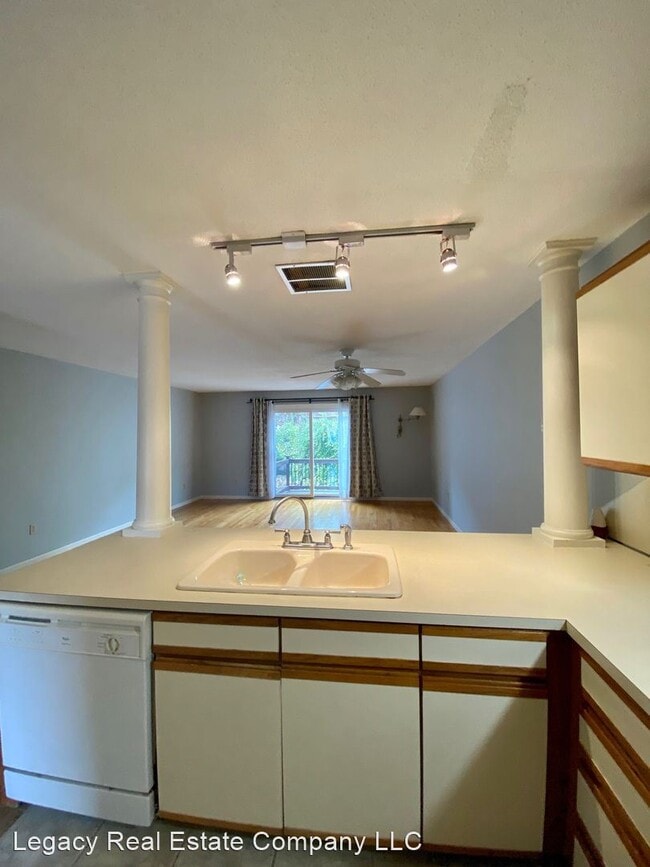 Building Photo - 2 br, 1.5 bath House - 4 Smithfield Road #10