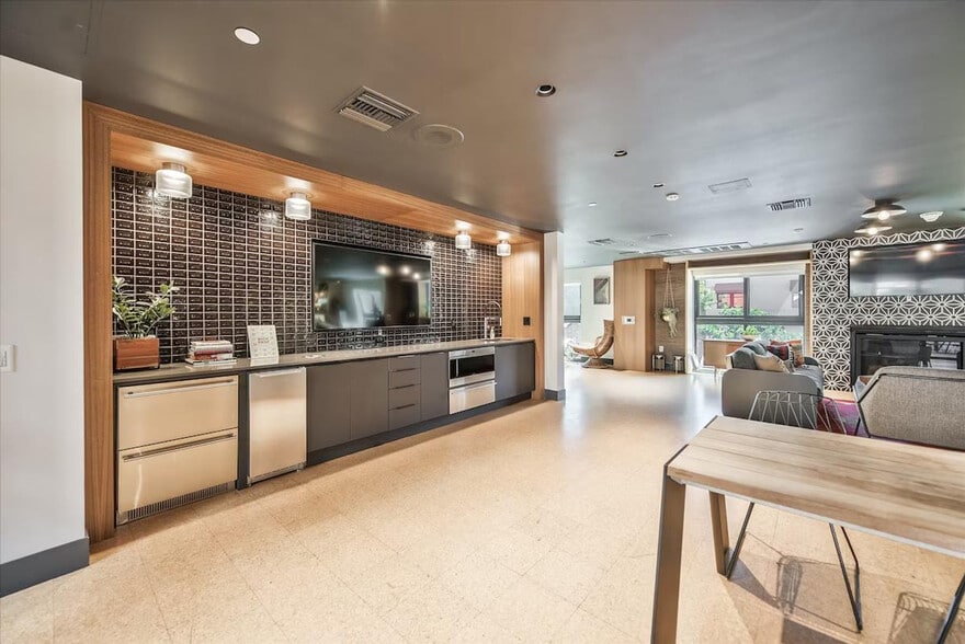 Building Photo - 315 J St