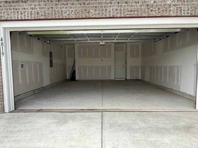 Building Photo - 4819 Hopespring St