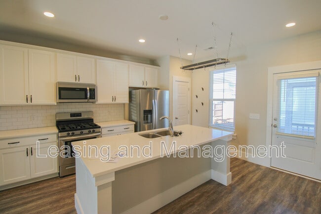 Building Photo - 286 Great Lawn Dr