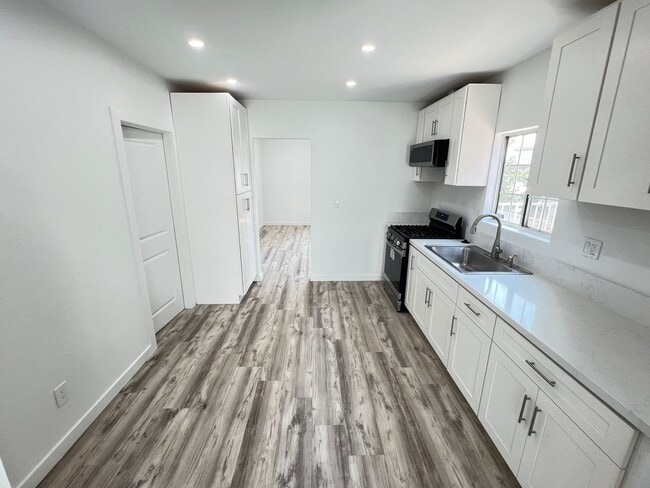 Building Photo - Completely Remodeled 2 Bed 1 Bath Charming...