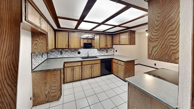 Building Photo - Spacious Townhouse 3 Bedroom 2 Bathroom with Bonus Room