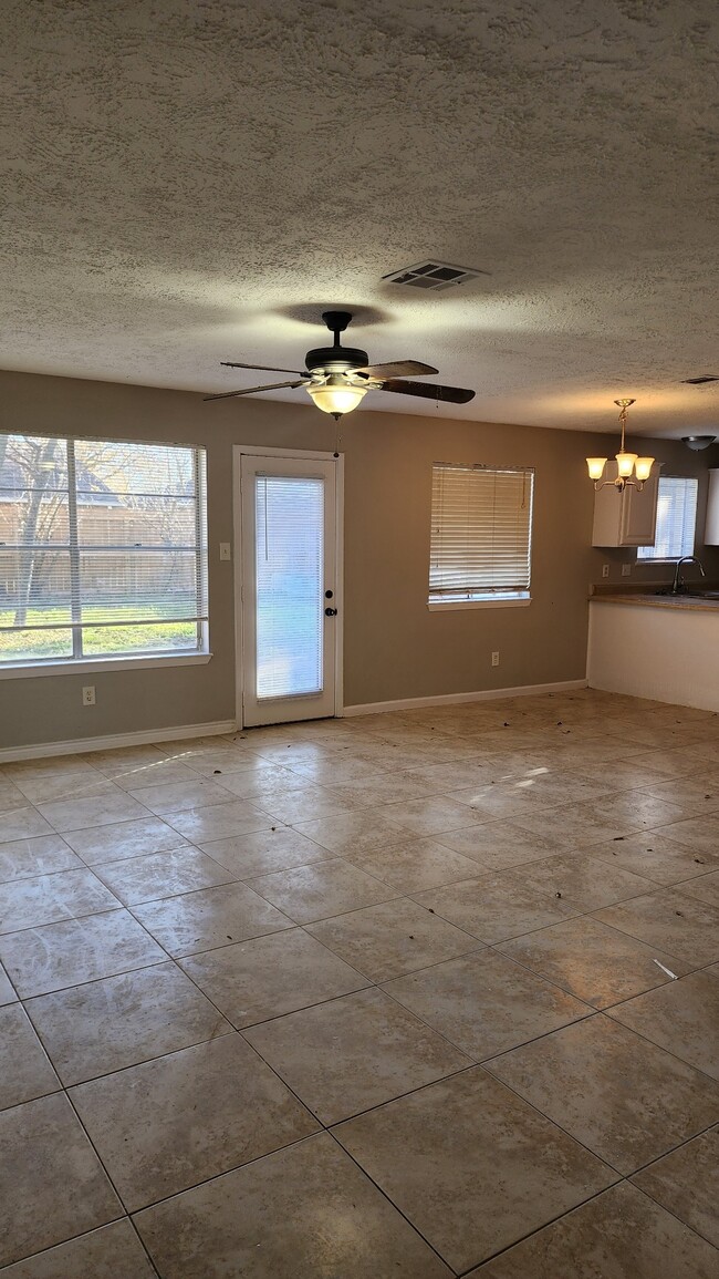 Building Photo - 9908 Thrush St