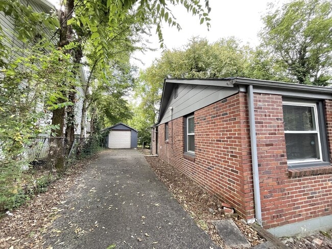 Building Photo - Prime East Nashville Living!