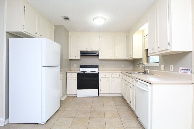 Building Photo - 4BR Ranch-Style Home off Olive Rd – Fenced Yard & Garage – Available 2/2