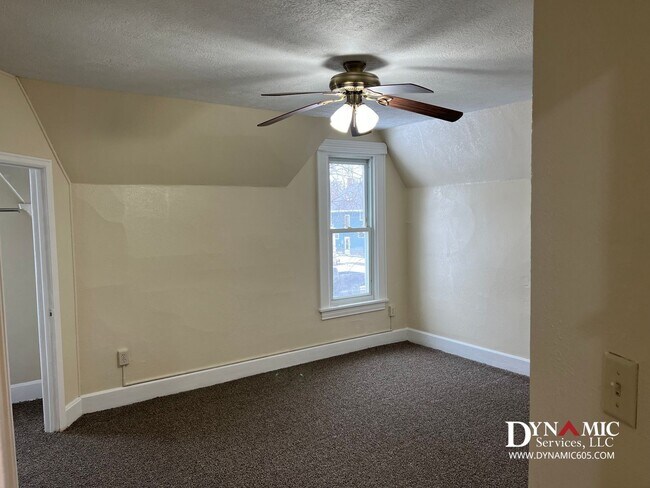 Building Photo - 813-815 S Summit Ave