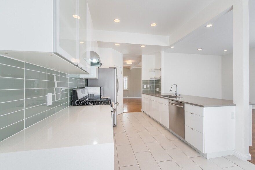 Open space kitchen - 2781 Mira Vista Dr
