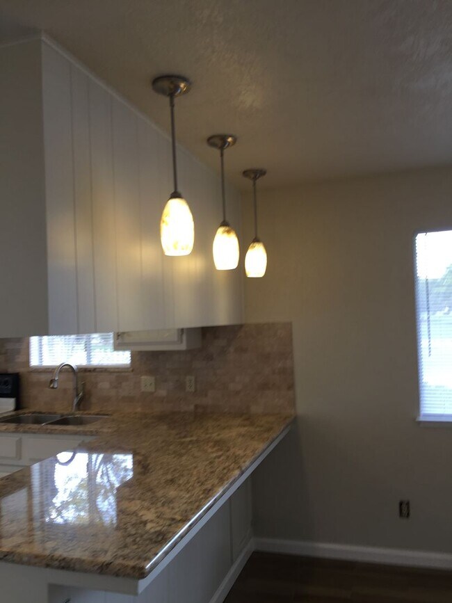 Building Photo - 407/409E. Alexander