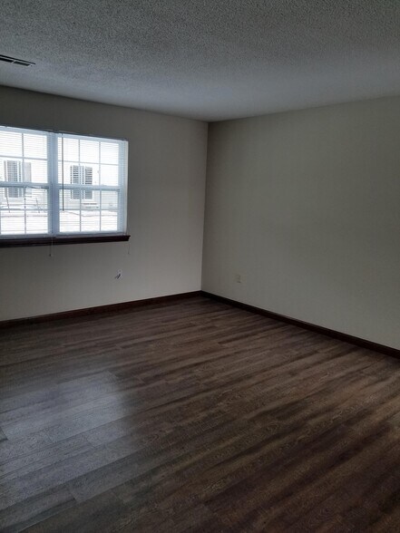 Building Photo - 9 Cherry Tree Ln