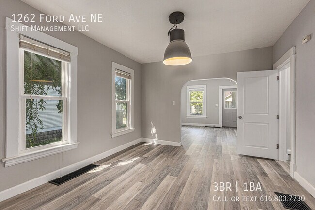 Building Photo - 1262 Ford Ave NE