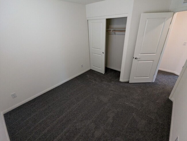 Building Photo - 10947 Cheshire Wds Ave