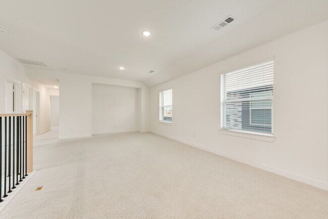 Building Photo - Beautiful 5 bedroom 3 full bath home in the heart of Heartland!