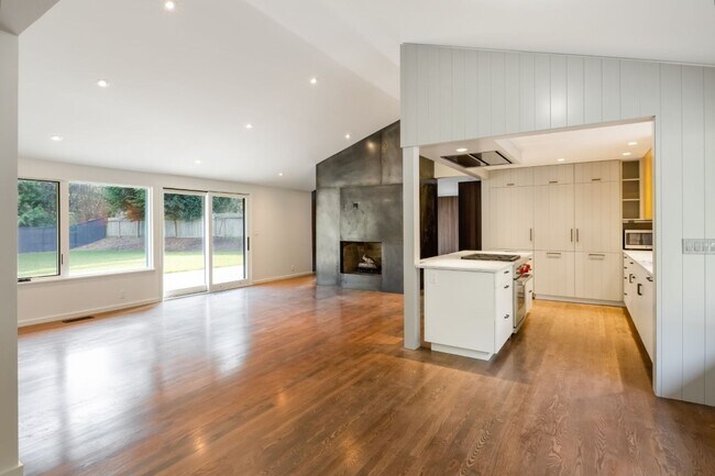 Building Photo - 3Bd/1.75Ba Shoreline Home
