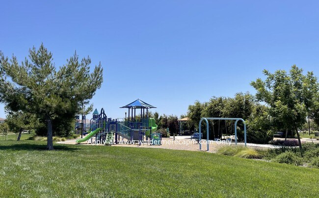 Building Photo - 4 BDRM 3 BA Bright Home with Open Kitchen ...