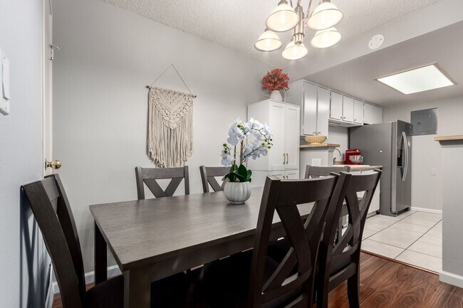 Building Photo - Beautiful 2 Bedroom Condo Across from Aurora Medical Center