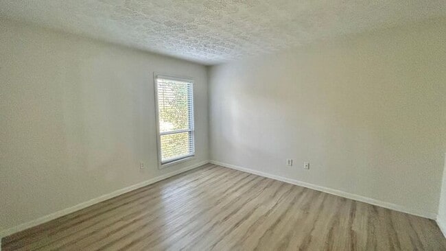 Building Photo - North Atlanta 1 Bed-1 Bath Condo, LVP Hardwoods, Sunroom/Office, Available Mid-July!