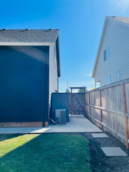 Building Photo - 5675 Boundary Dr S