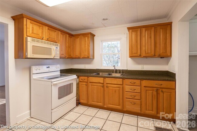 Building Photo - 2205 Ln St