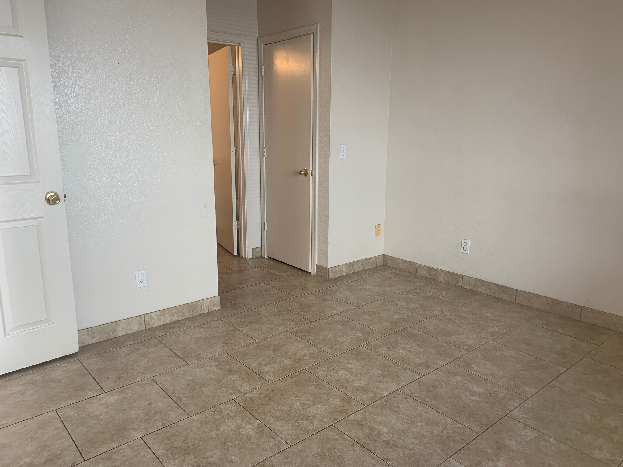 Building Photo - 444 W Ivyglen St