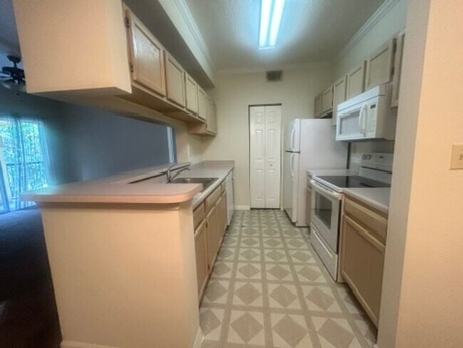 Building Photo - Third floor 1B/1B condo with balcony at Th...