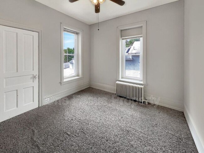 Building Photo - 727 Hepburn St