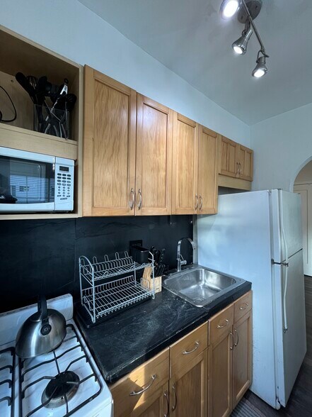 Building Photo - 511 75th St