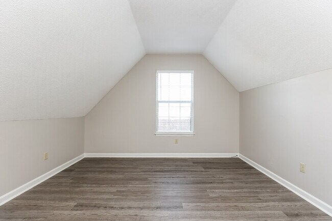 Building Photo - 495 Forest Ridge Dr