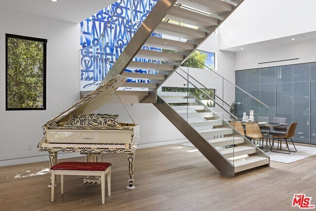 Building Photo - 726 N Martel Ave