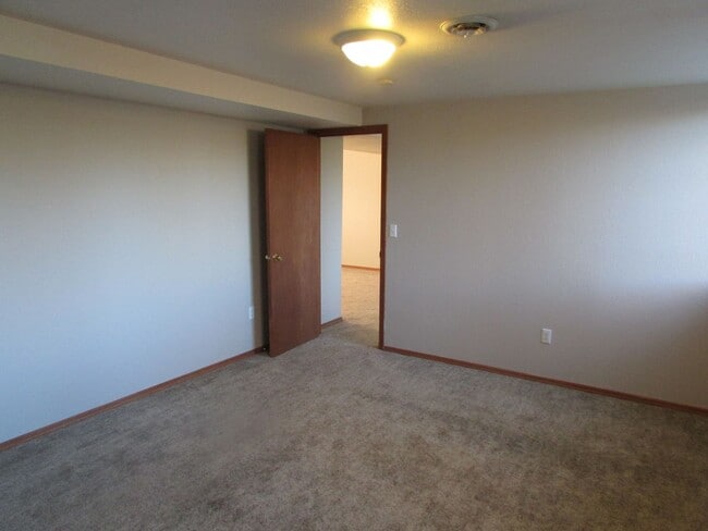 Building Photo - 510 S Circle Dr