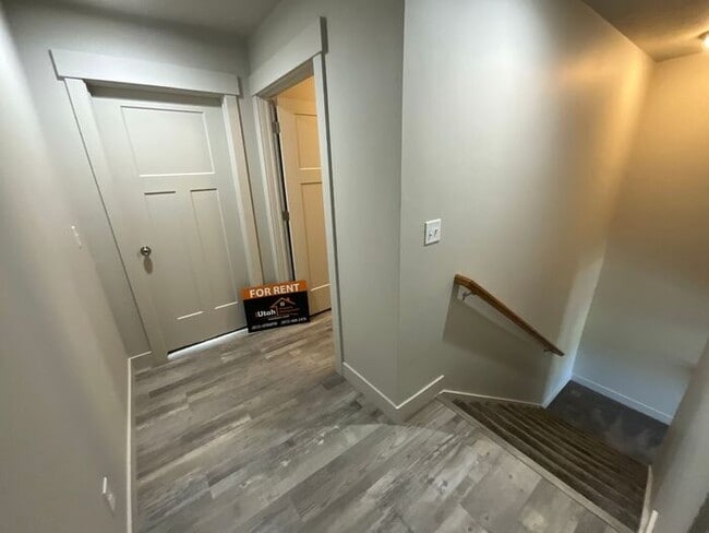 Building Photo - 2 bedroom 2 1/2 bath 2 car garage small do...